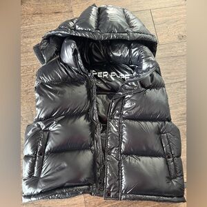 Aritzia SUPER PUFF Shorty Black Puffer Vest with Hood size M